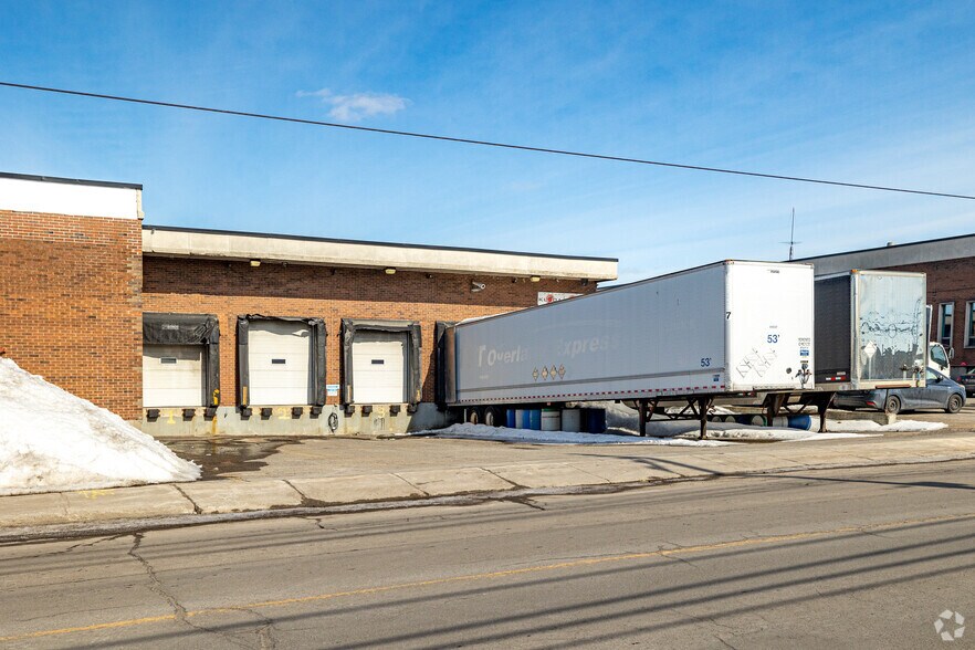 5588-5590 Av Royalmount, Montréal, QC à louer - Photo de l’immeuble – Image 3 sur 4