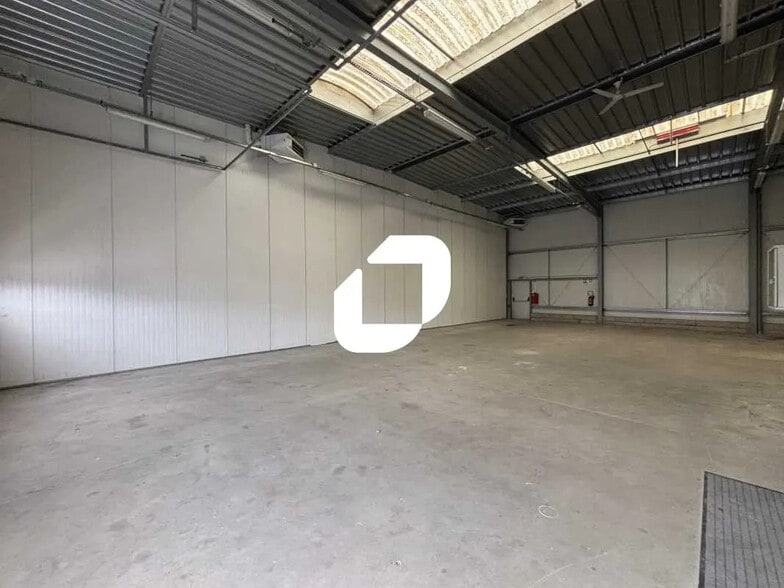 Local d'activités dans Guibeville à vendre - Photo de l’immeuble – Image 3 sur 13