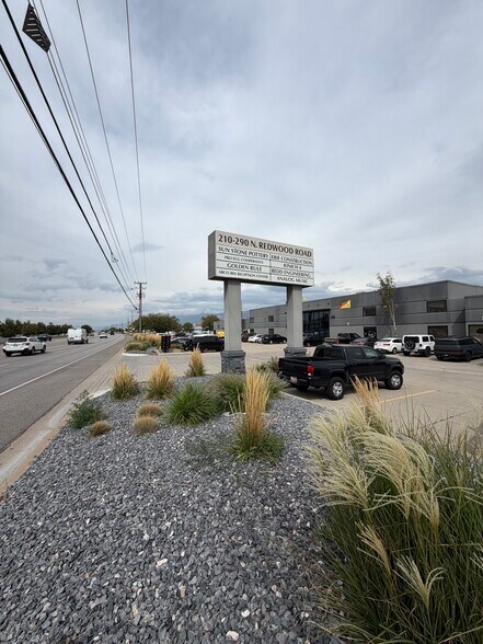 210-290 N Redwood Rd, North Salt Lake, UT à louer - Photo de l’immeuble – Image 3 sur 8