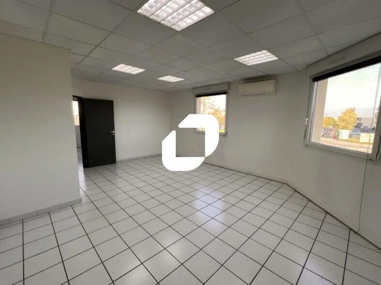 Local d’activités dans Vénissieux à louer - Photo de l’immeuble – Image 3 sur 9