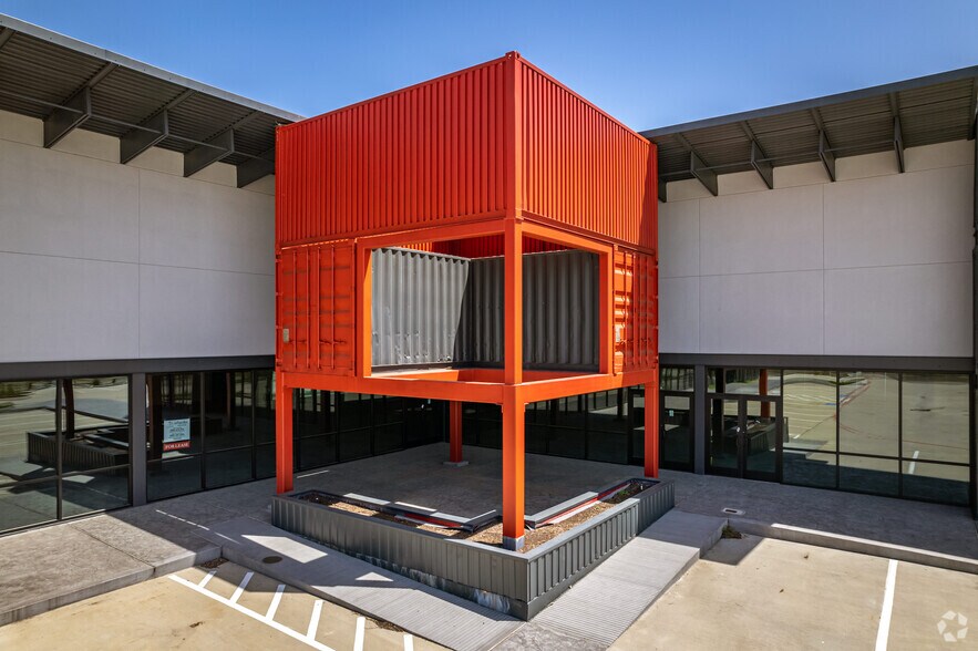 9802 Antoine Dr, Houston, TX à louer - Photo de l’immeuble – Image 3 sur 19