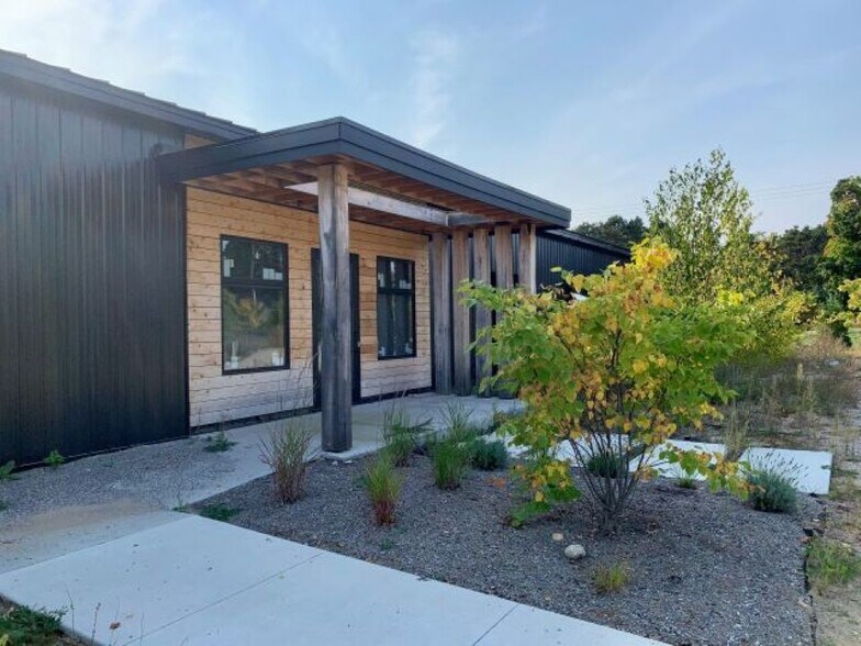 7334 E Duck Lake Rd, Lake Leelanau, MI à louer - Photo de l’immeuble – Image 3 sur 18