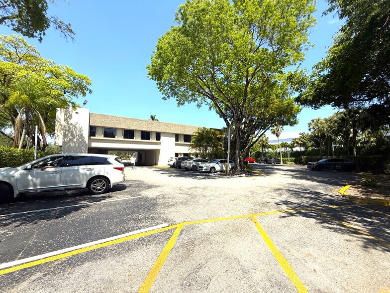150 NW 70th Ave, Plantation, FL à louer - Photo de l’immeuble – Image 2 sur 6