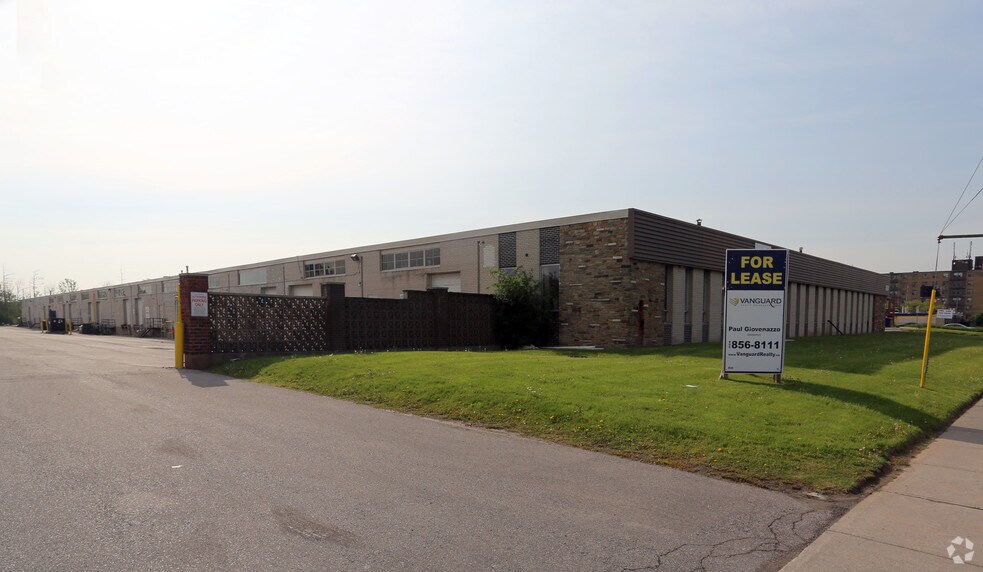 2424 Finch Av W, Toronto, ON à louer - Photo principale – Image 1 sur 3