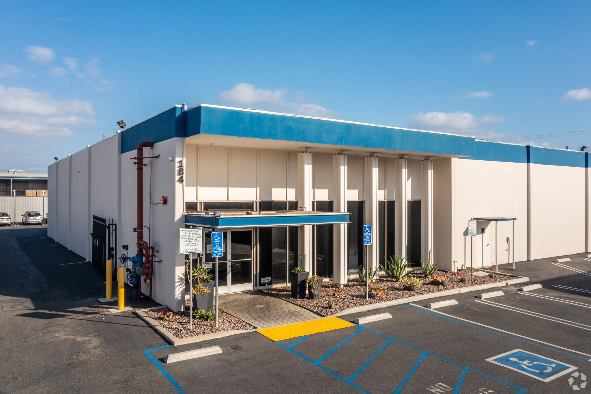 184 E Liberty Ave, Anaheim, CA à louer Photo principale– Image 1 sur 11