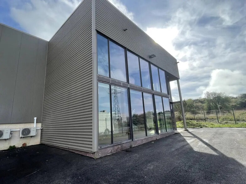 Local d’activités dans Frontignan à louer - Photo de l’immeuble – Image 2 sur 11