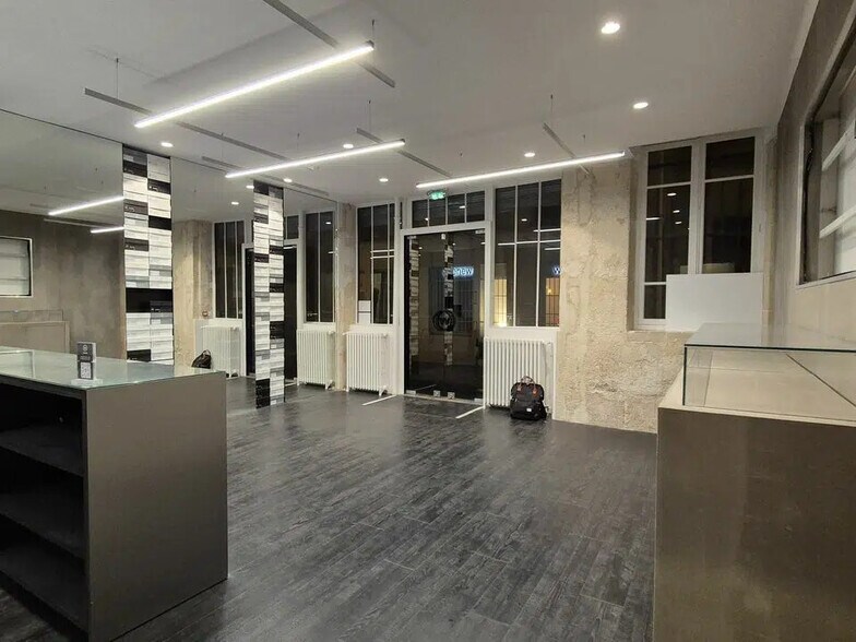Local commercial dans Paris à louer - Photo de l’immeuble – Image 1 sur 7