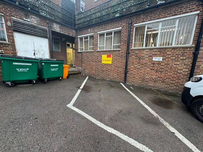 11 Station Parade, Virginia Water à louer - Photo de l’immeuble – Image 3 sur 7