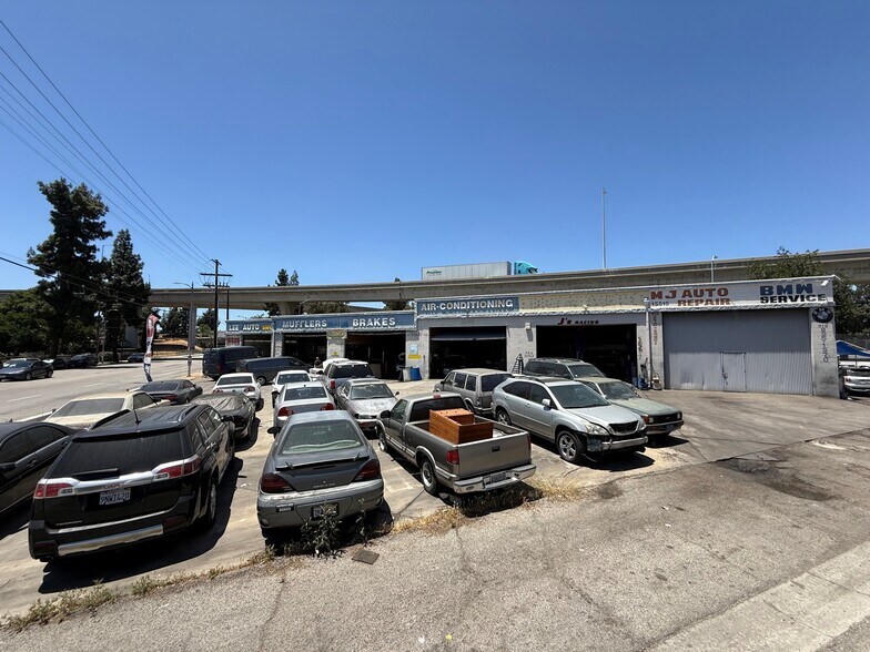 15515 Chatsworth St, Mission Hills, CA à louer - Photo principale – Image 1 sur 1