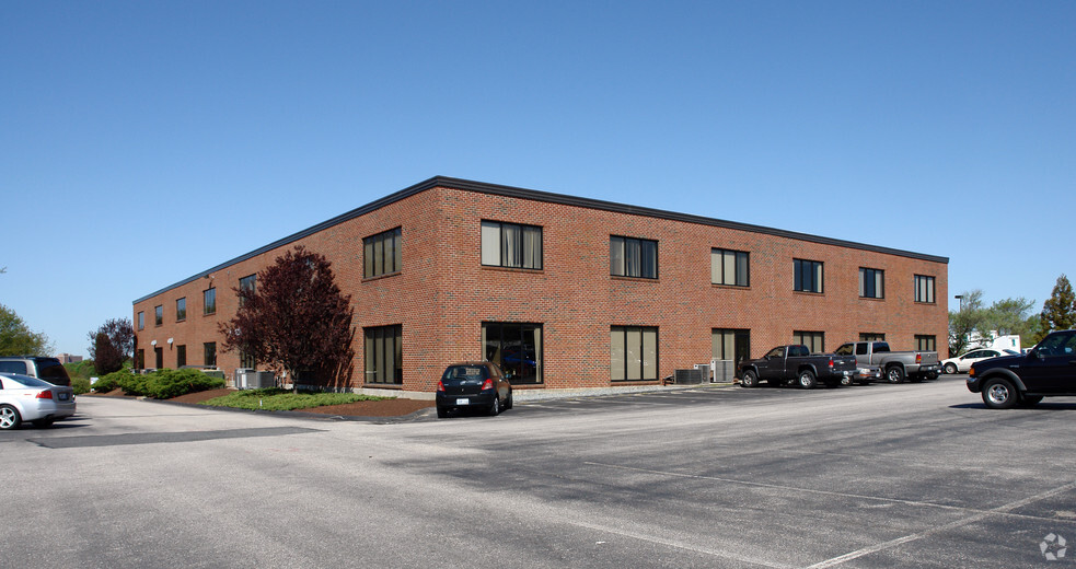 76 Hammarlund Way, Middletown, RI à louer - Photo principale – Image 1 sur 9