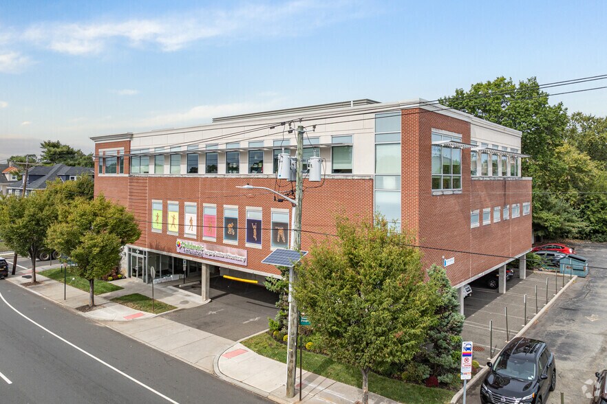 14-01 Broadway, Fair Lawn, NJ à vendre - Photo de l’immeuble – Image 1 sur 46