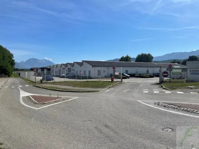 Local d’activités dans Pontcharra à louer - Photo de l’immeuble – Image 3 sur 9