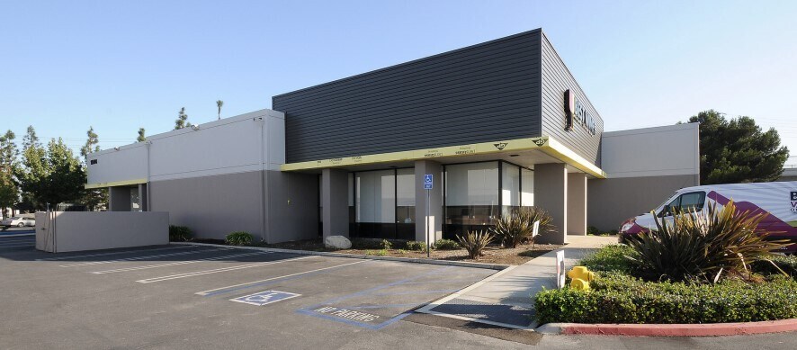 1544 E Warner Ave, Santa Ana, CA à louer - Photo de l’immeuble – Image 3 sur 4