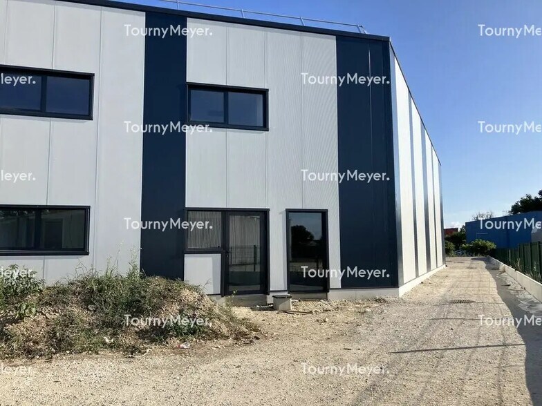 Local d'activités dans Blanquefort à vendre - Photo de l’immeuble – Image 3 sur 11