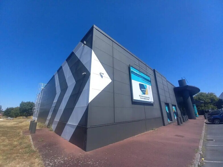 Local commercial dans  à louer - Photo de l’immeuble – Image 2 sur 8