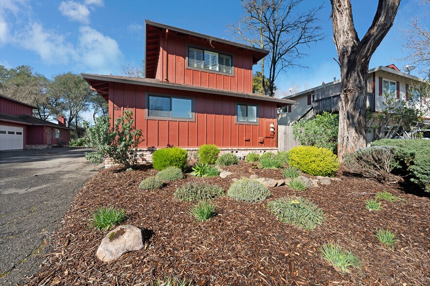 1311 Prentice Dr, Healdsburg, CA à vendre - Photo de l’immeuble – Image 2 sur 21
