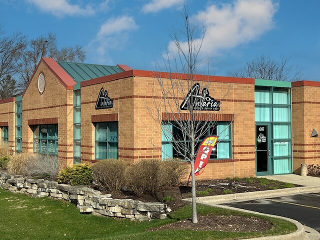 661-671 E Calhoun St, Woodstock, IL à vendre - Photo de l’immeuble – Image 1 sur 6