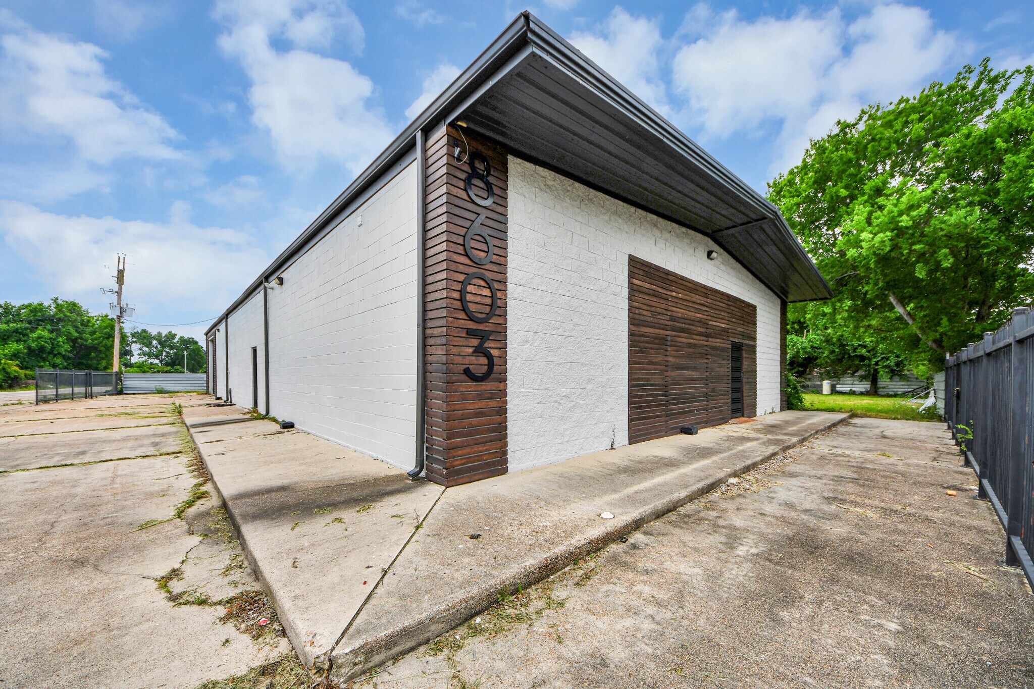 8603 Shoal Creek Dr, Houston, TX à vendre Photo principale– Image 1 sur 72