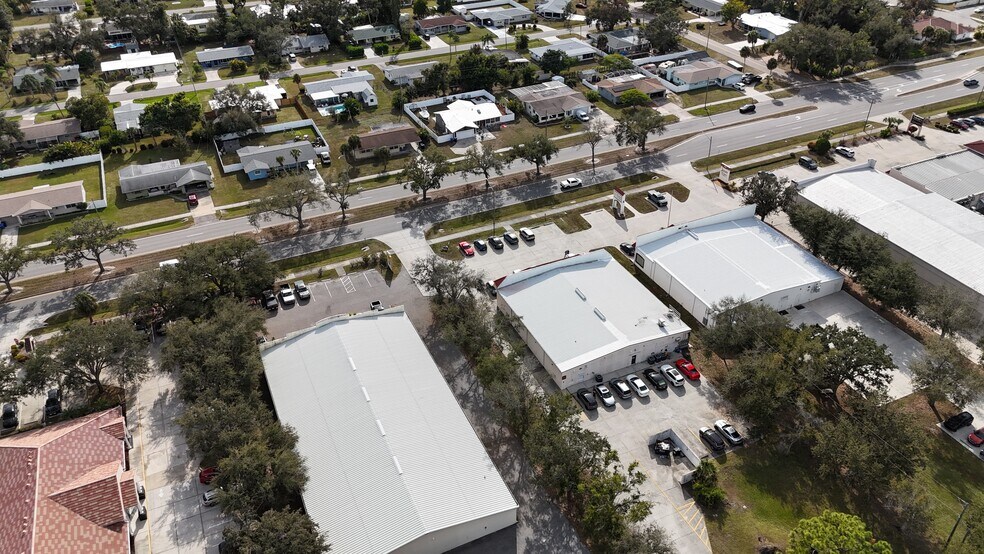 1214 E Venice Ave, Venice, FL à louer - Photo de l’immeuble – Image 3 sur 19