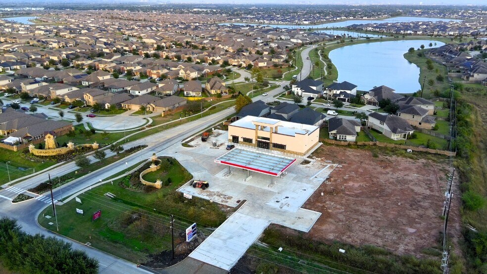 8426 Grand Mission Blvd, Richmond, TX à louer - Photo de l’immeuble – Image 2 sur 6