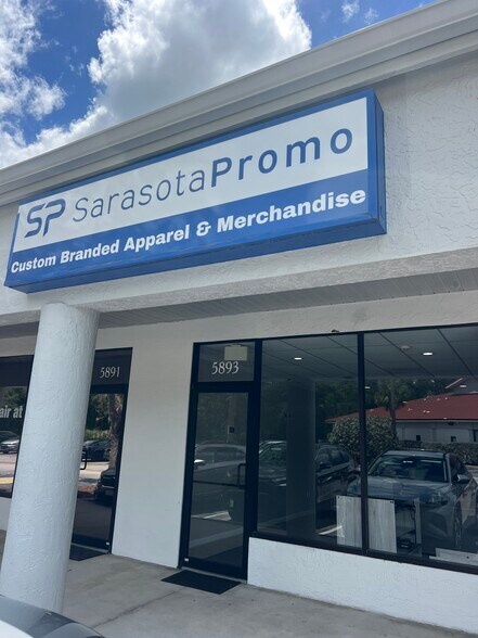 5881-5897 Whitfield Ave, Sarasota, FL à louer - Photo de l’immeuble – Image 1 sur 3