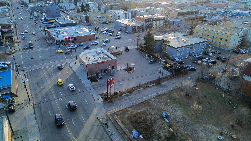 10909 107 Av NW, Edmonton, AB à vendre - Photo de l’immeuble – Image 3 sur 12