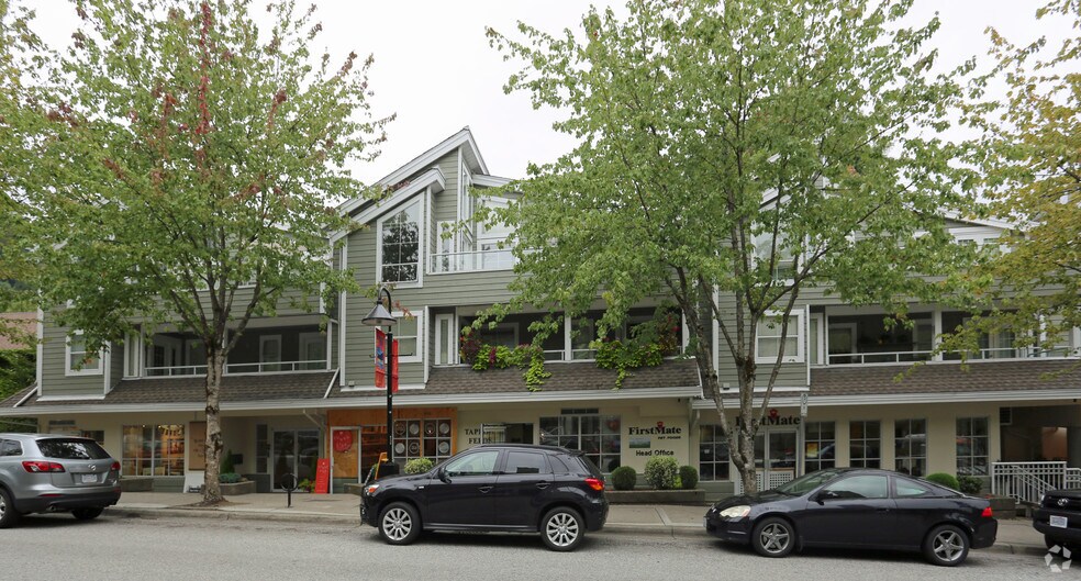 4390 Gallant Ave, North Vancouver District, BC à louer - Photo de l’immeuble – Image 2 sur 9