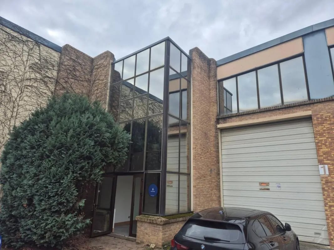 Industriel/Logistique dans Le Thillay à louer Photo principale– Image 1 sur 8