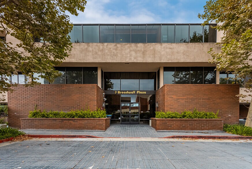 2107 N Broadway, Santa Ana, CA à vendre - Photo de l’immeuble – Image 3 sur 24