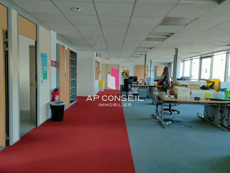 60 Avenue Du Centre, Montigny-le-Bretonneux à louer - Photo de l’immeuble – Image 3 sur 5