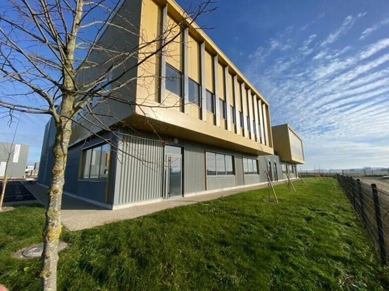 Local d’activités dans Saint-Léonard à louer - Photo de l’immeuble – Image 3 sur 12