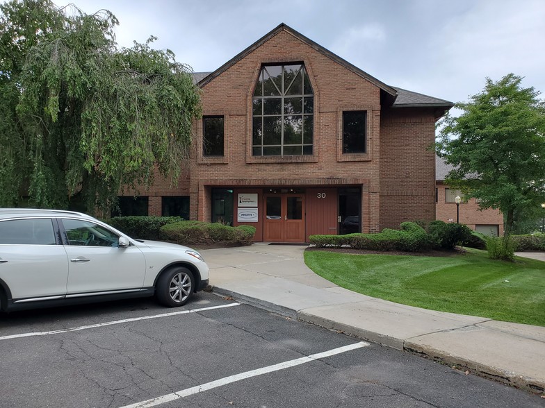 30 Avon Meadow Ln, Avon, CT à louer - Photo de l’immeuble – Image 3 sur 4