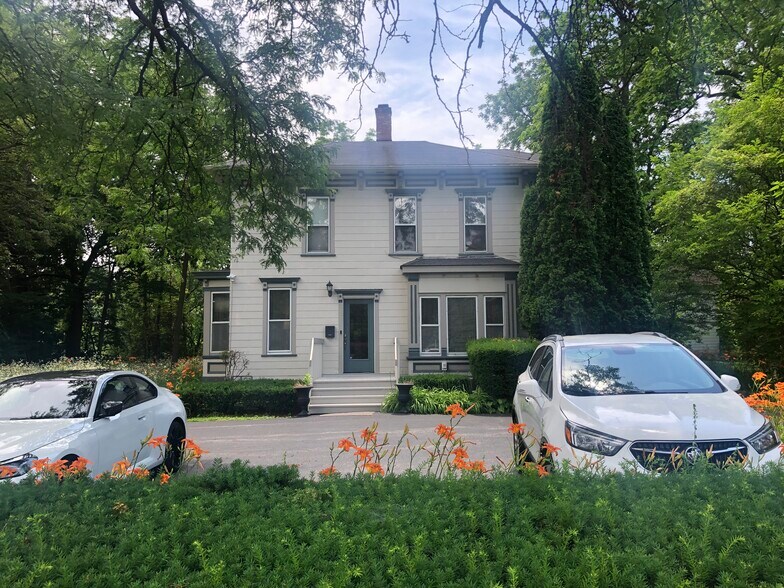137 W Park Ave, Libertyville, IL à louer - Photo de l’immeuble – Image 2 sur 12