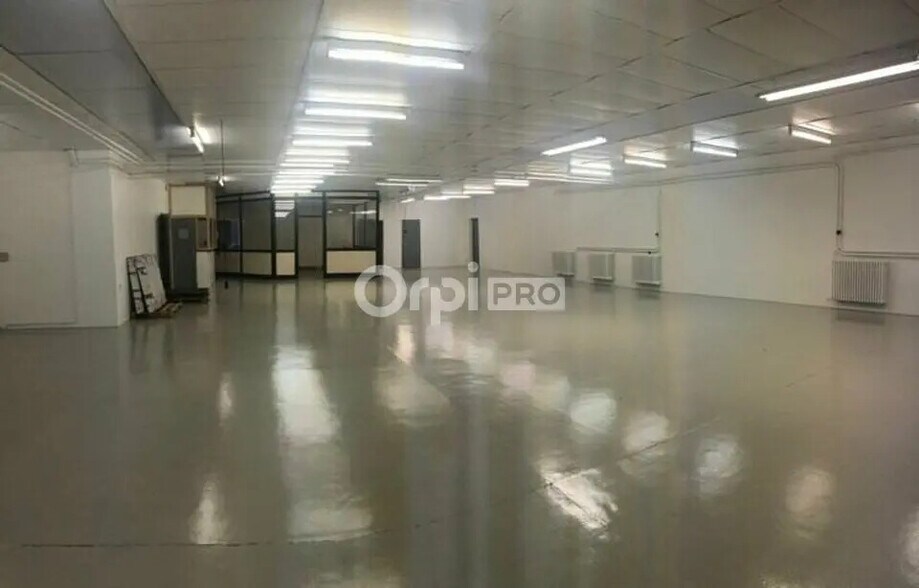 Local d’activités dans Dole à louer - Photo de l’immeuble – Image 1 sur 4