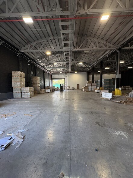417-421 E Commercial St, Anaheim, CA à louer - Photo de l’immeuble – Image 3 sur 4