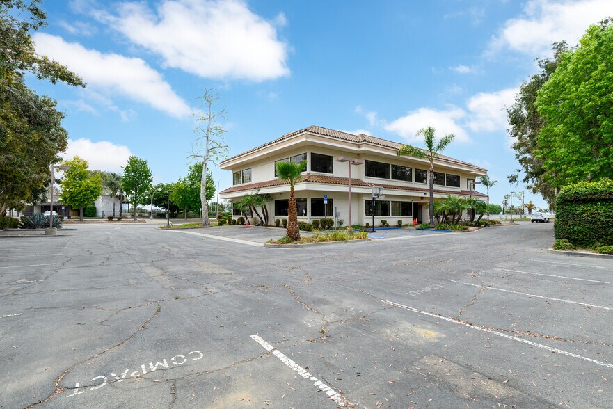 1327 Del Norte Rd, Camarillo, CA à vendre - Photo de l’immeuble – Image 3 sur 12