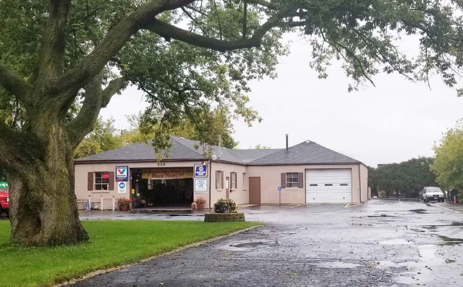 528 N Milwaukee Ave, Wheeling, IL à vendre - Photo principale – Image 1 sur 10