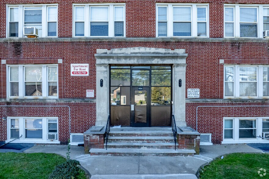 654 Lyons Ave, Irvington, NJ à vendre - Photo de l’immeuble – Image 2 sur 4