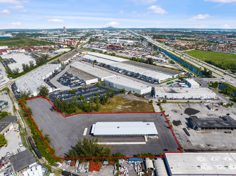 10410 NW South River Dr, Medley, FL à louer - Photo de l’immeuble – Image 3 sur 10