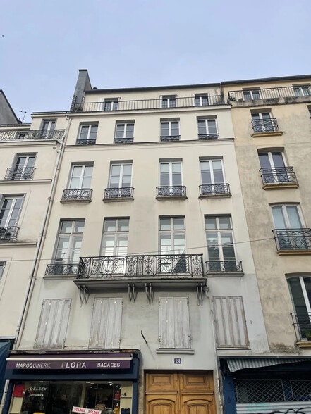 24 Rue Saint-Antoine, Paris à louer - Photo de l’immeuble – Image 1 sur 9
