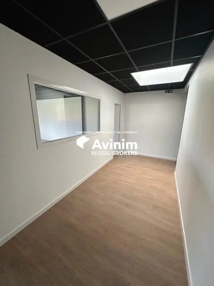 Local d'activités dans Porte-de-Savoie à vendre - Photo intérieure – Image 3 sur 3