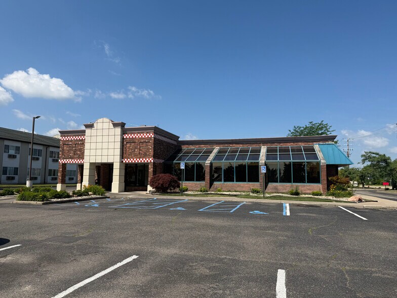 8210 Merriman Rd, Romulus, MI à louer - Photo de l’immeuble – Image 2 sur 8