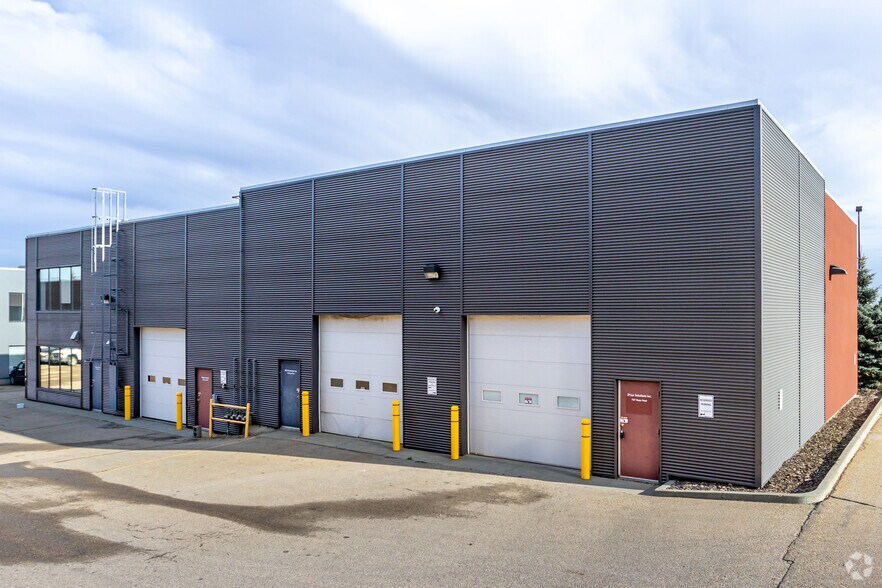 7327 Roper Rd NW, Edmonton, AB à louer - Photo de l’immeuble – Image 2 sur 2
