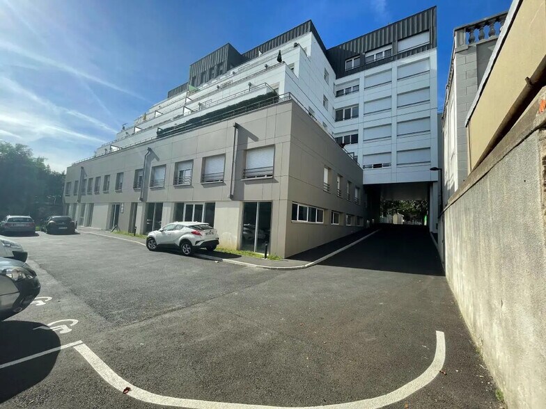 Local d'activités dans Ivry-sur-Seine à vendre - Photo de l’immeuble – Image 1 sur 10