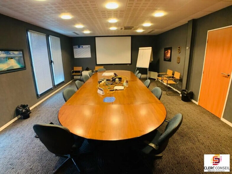 Local d'activités dans Saint-Pierre-la-Garenne à vendre - Hall d’entrée – Image 3 sur 12