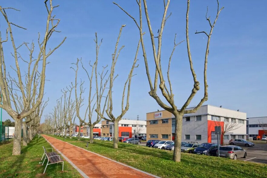 Local d’activités dans Saint-Priest à louer - Photo de l’immeuble – Image 1 sur 18