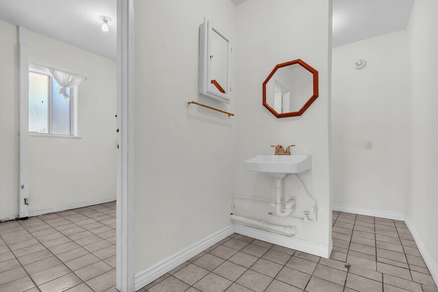 9707 Flower St, Bellflower, CA à louer - Photo de l’immeuble – Image 3 sur 35