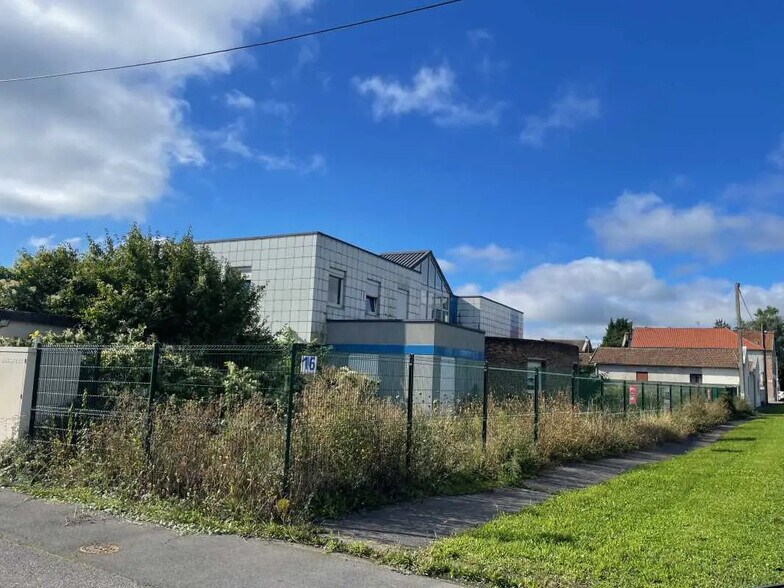 Local d'activités dans Chauny à vendre - Photo de l’immeuble – Image 2 sur 8