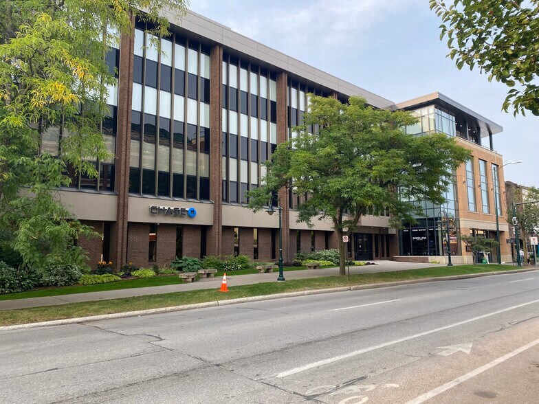 250 E Front St, Traverse City, MI à louer - Photo de l’immeuble – Image 1 sur 8