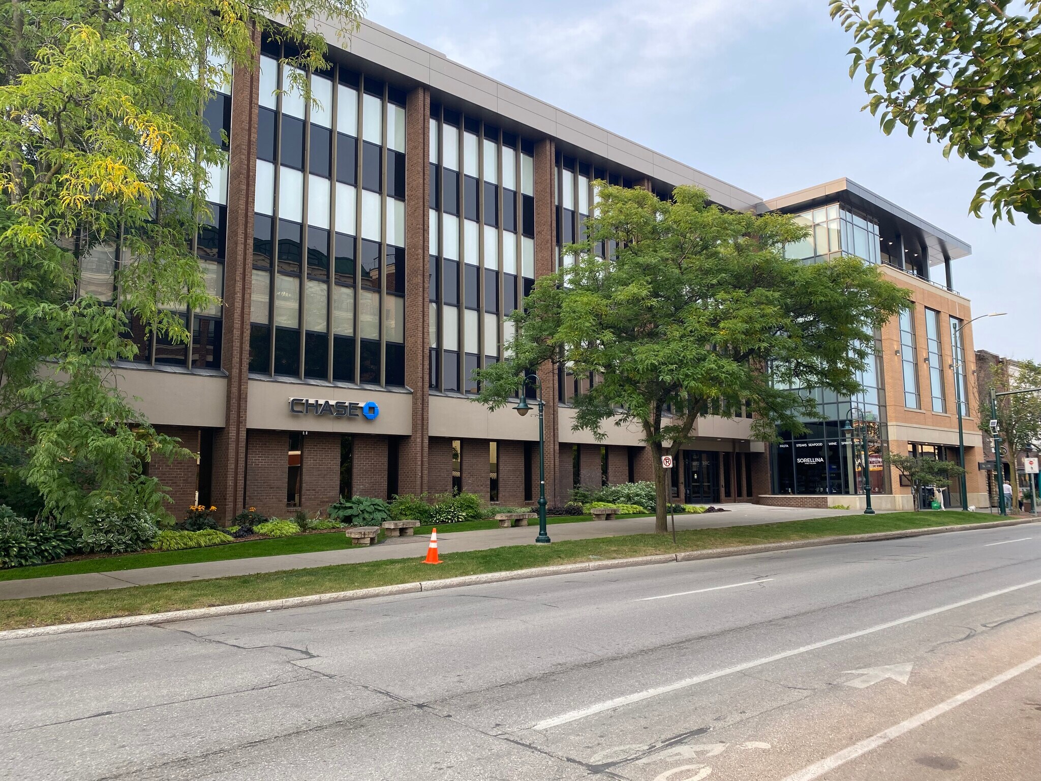 250 E Front St, Traverse City, MI à louer Photo de l’immeuble– Image 1 sur 9